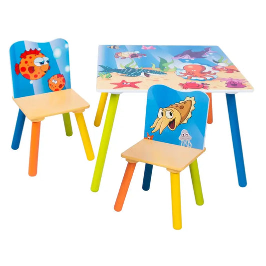 Kinder tafel en stoelen set met kleurrijke zee- en dierenmotieven, geschikt voor speelkamer of kinderbad. Plastic tafel met blauwe onderkant en stoelen met gekleurde poten voor creatieve speelplek.