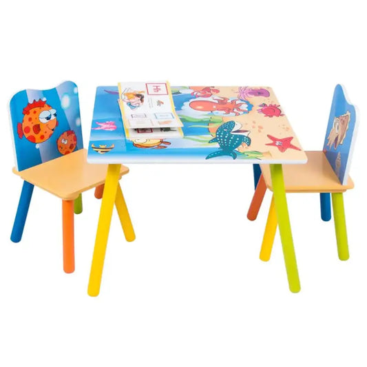 Kinder tafel en stoelen set met kleurrijke zee- en vismotieven, geschikt voor speelkamer of kinderbad. Plastic tafel en stoelen met heldere, vrolijke kleuren voor speelplek.
