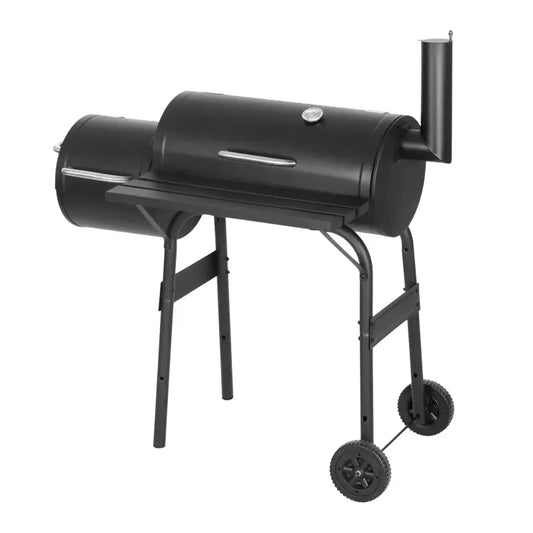 Zwarte, ronde pelletgrill met zichtbare temperatuurmeter en handgrepen, op wielen voor mobiele barbecue-ervaring. Geschikt voor buitenkeuken en grillfeesten met houtskool of pellets.
