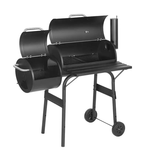 Zwarte, cilindrische houtskoolgrill met rooster, zichtbare thermometer en wielen, geschikt voor buitenkeuken. Ideaal voor smaakvolle barbecueën en rookgrijs op de tuin.