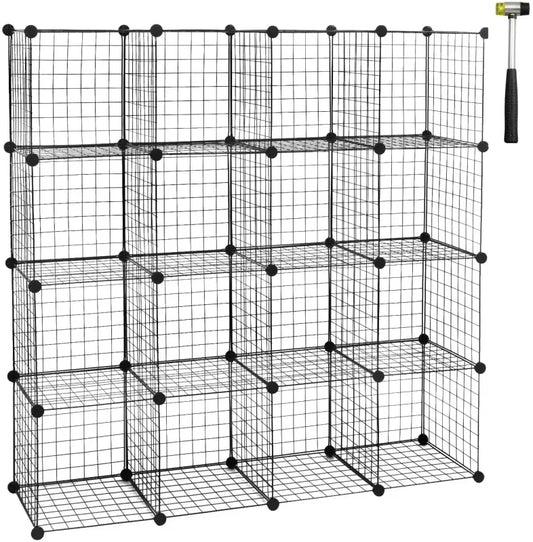 Zwart metalen opbergkast met rasterstructuur en vier lagen, inclusief een bijpassende hamer voor montage. Ideaal voor opslag in kantoor of woonruimte.