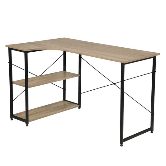 Een hoekwerktafel met lichtbruin houtlook en zwarte metalen frame, voorzien van twee ondersteunende planken. Ideaal voor thuisbureau of gaming setup.
