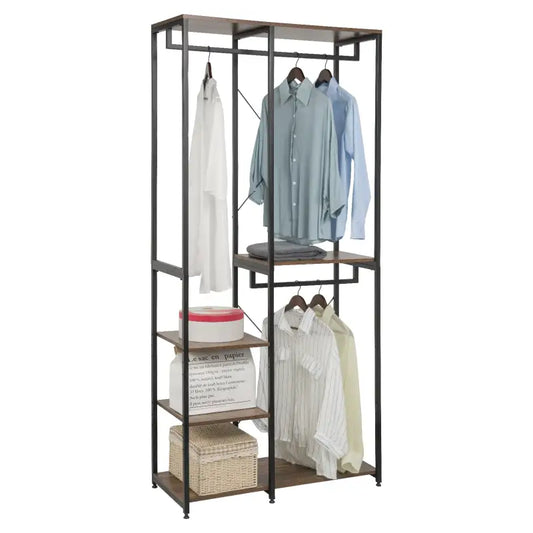 Een houten kledingkast met zwart metaalframe, waarop witte, lichtblauwe en gestreepte shirts hangen, met een opbergmand en een witte doos op de onderste planken. Ideaal voor kleine ruimtes en kledingopslag in slaapkamers of woonkamers.