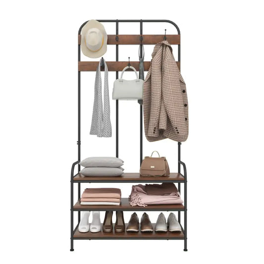 Een houten en zwart metalen entryway organizer met hangende accessoires en gestapelde kledingstukken. Ideaal voor woonkamer of hal, biedt ruimte voor jassen, schoenen en handtassen.
