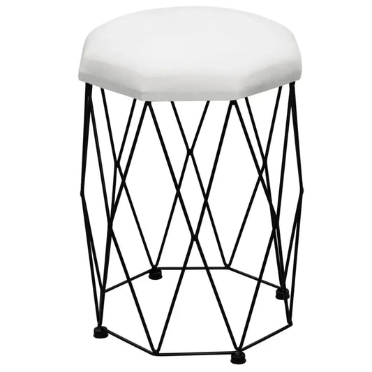 Een witte, zacht uitziende zitkussen op een zwart, geometrisch metalen frame met diamantvormige structuur. Perfect voor moderne interieurs of als stoel bij een keuken of bar.
