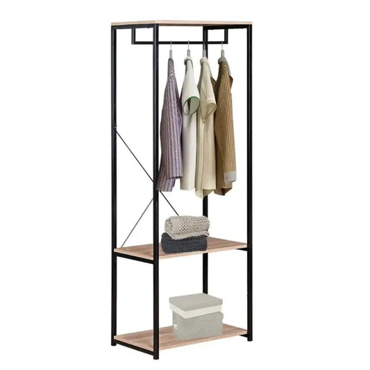 Een zwart metalen kledingkast met houten planken, waarop kleding hangt en handdoeken en dozen opgestapeld zijn. Ideaal voor kleine ruimtes en minimalistische interieurs.