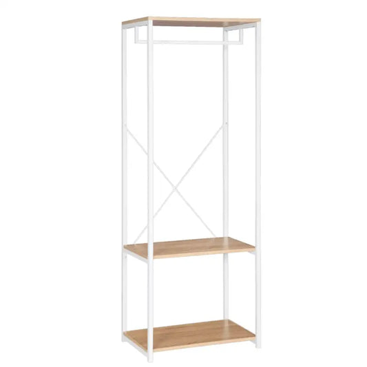 Een zwart metalen kledingkast met houten planken, waarop kleding hangt en accessoires zijn opgeborgen. Ideaal voor kleine ruimtes en moderne interieurs.