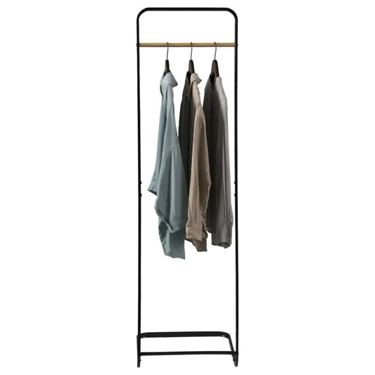 Een minimalistisch zwart metalen kledingrek met houten balk, beladen met lichtblauwe en beige overhemden op houten hangers, ideaal voor moderne woonruimtes of kledingverzorging.