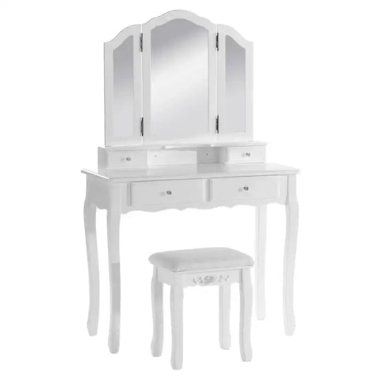 Een witte, klassieke make-up tafel met drievoudig spiegel en elegante poten, inclusief een passende witte kruk met zachte zitting, perfect voor een vrouwelijke slaapkamer of make-up ruimte.