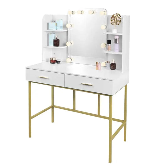 Een witte make-up tafel met goudkleurige metalen poten en twee laden, voorzien van een spiegel met omringende lampjes en open planken aan weerszijden, ideaal voor make-up of sieraden opslaan.