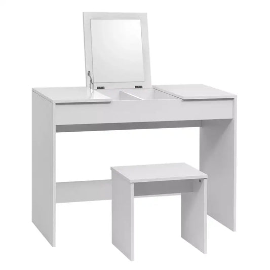Een witte make-up tafel met opklapbaar spiegel en ingebouwde lichtjes, inclusief bijpassende stoel. Ideaal voor dagelijkse make-up of nagelverzorging in een moderne slaapkamer.
