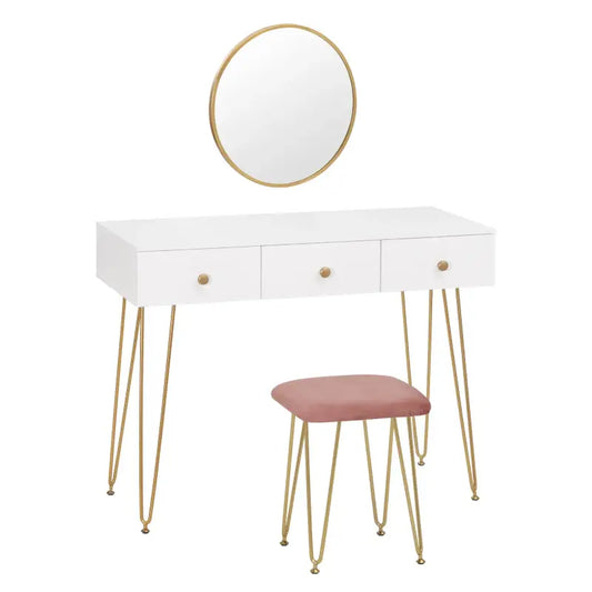 Een witte make-up tafel met drie laden en gouden poten, voorzien van een ronde spiegel met gouden lijst. Paarse fluweelstoel met gouden poten voor make-up of schilderijen.