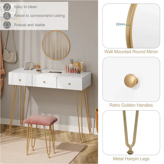 Een witte make-up tafel met drie laden en goudkleurige metalen poten, voorzien van een ronde spiegel met gouden lijst. Paarse fluweelstoel met bijpassende poten voor make-up of schilderijen.