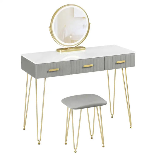 Een moderne make-up tafel met witte bovenkant en grijze lades, voorzien van een ronde, verlichte spiegel en goudkleurige metalen poten. Geïntegreerd set met bijpassende stoel voor make-up of sieraden opbergen.