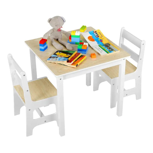 Een wit houten kindertafelset met twee bijpassende stoelen, voorzien van een lichtgekleurd houten blad en zitvlakken. Ideaal voor speelplekken of studiehoeken in kinderkamers.