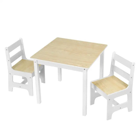 Een wit houten kindertafelset met twee bijpassende stoelen, voorzien van een licht houten blad en zitvlakken. Ideaal voor speelplekken, creatieve activiteiten en kinderboeken.