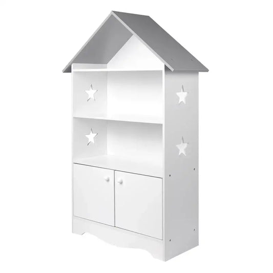 Een wit houten kinderkastje in huisvorm met een grijze dakrand, voorzien van sterrenopeningen en twee deurtjes met witte knoppen, ideaal voor speelgoedopslag in een kinderkamer.
