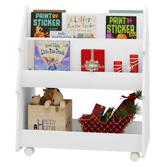 Wit houten boekenkast in huisvorm met drie vakken en wieltjes, geschikt voor kinderkamer of speelruimte. Ideaal voor kinderboeken opslaan en decoratief in slaapkamer of speelkamer.