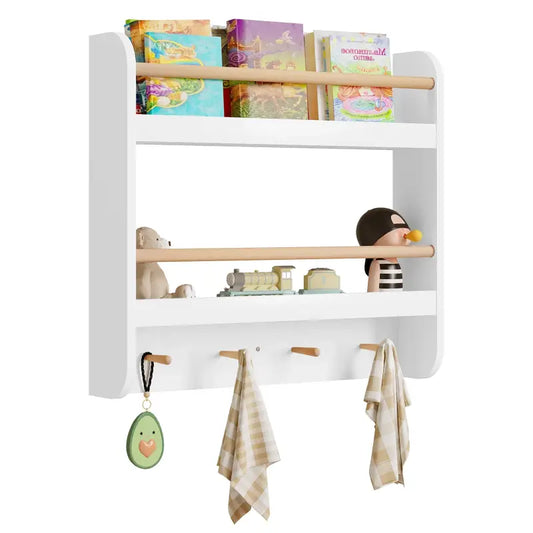 Wit kinderboekenkast met houten rollen en hangers, gevuld met kleurrijke boeken, speelgoed en handdoeken voor een kinderkamer of speelruimte. Ideaal voor opbergen en organiseren van speelgoed en kleding.