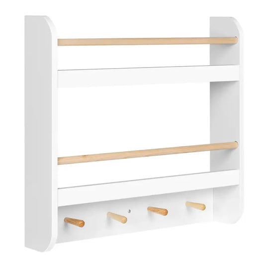 Een witte muurwand voor kinderkamer, met houten rollen voor boeken en speelgoed, en hangers voor handdoeken. Ideaal voor speelgoedopslag en kinderkamerorganisatie.