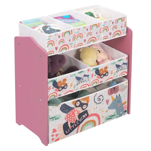 Een roze houten speelgoedkast met drie niveaus, voorzien van witte opbergmanden met regenboog- en superheldenprint. Ideaal voor kinderkamerorganisatie en speelgoedopslag.