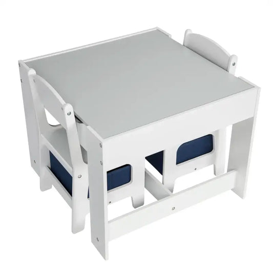 Een wit houten kindertafelset met twee bijpassende stoelen, elk voorzien van een blauwe opbergvak. Ideaal voor kleuters en jonge kinderen voor creatieve activiteiten en speelplek.