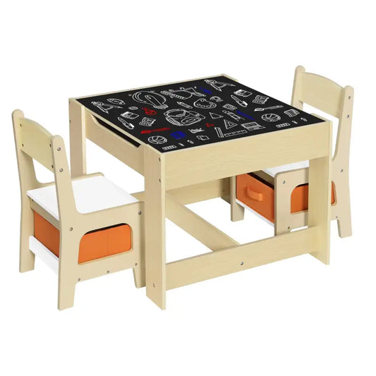 Een houten kindertafel met krijtstukken en twee bijpassende stoelen, voor kleuters. Tafelblad met krijtstukken en opbergvakken, ideaal voor creatieve speelactiviteiten.