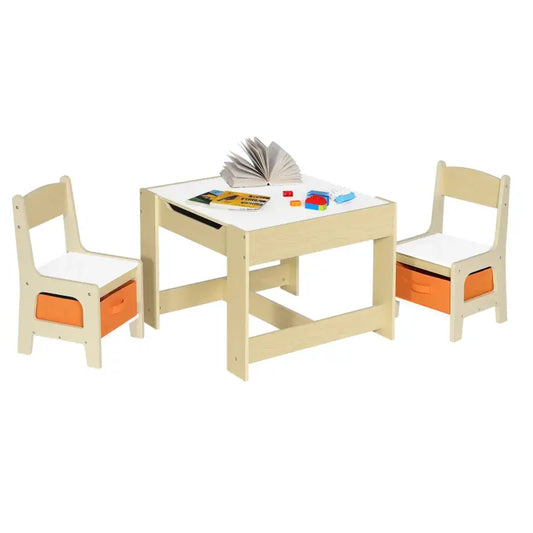 Een houten kinderlessen tafel met zwart krijtstafelblad en witte zitvlakken, voorzien van oranje opbergvakken. Ideaal voor creatieve speel- en leeractiviteiten in de kinderkamer.