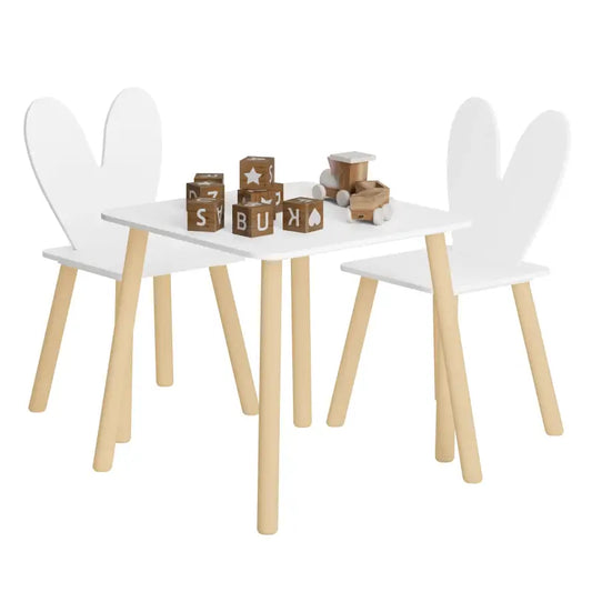 Een wit kindertafelset met twee konijnenstoelen, voorzien van houten poten en speelgoed zoals houten blokken en een trein. Ideaal voor speelruimte of creatieve activiteiten in een kinderkamer.