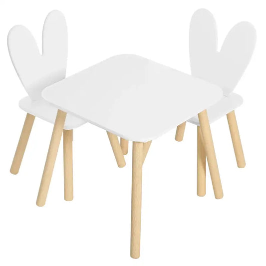 Een wit kindertafelset met houten poten en twee konijnenstoelen, versierd met houten blokken en een trein. Ideaal voor speelplekken en creatieve activiteiten in de kinderkamer.