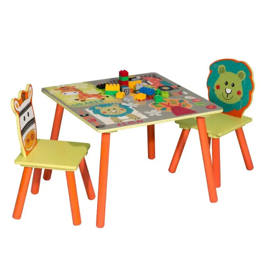 Kinder tafel en twee stoelen met dierenmotieven, kleurrijke houten set voor speelruimte. Tafelblad met dierenillustraties en zitplaatsen met zebra- en leeuwontwerp voor kinderen.