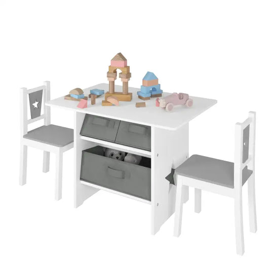 Een wit kindertafelset met twee stoelen, voorzien van grijze zittingen en een ster op de rugleuning. Op de tafel staan houten blokken en een auto, geschikt voor speelplek of creatieve activiteiten.
