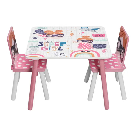 Een kleurrijke kindertafel met superheldenprint en twee bijpassende stoelen, beide in roze en wit. Ideaal voor speelplekken of creatieve werkplekken voor jonge kinderen.