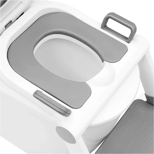 Een witte, opklapbare toiletruimtehulp met grijze treden en handgrepen, speciaal ontworpen voor kinderen. Ideaal voor potty-training en zelfstandig gebruik in de badkamer.