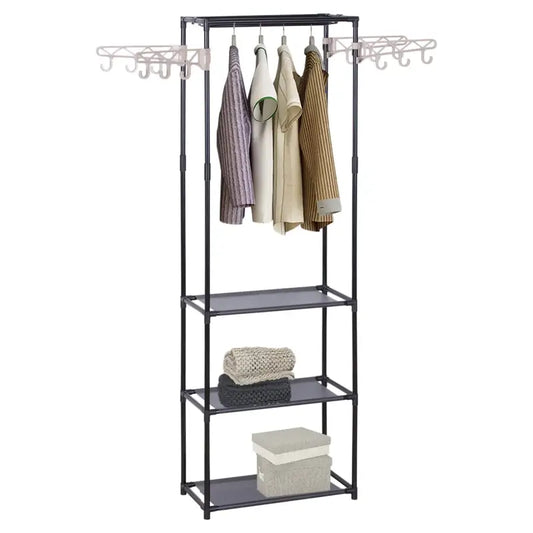 Zwart metalen kledingrek met vier planken en hangers, gevuld met kledingstukken en opgevouwen dekens. Ideaal voor kleine ruimtes en opbergen in slaapkamer of gang.