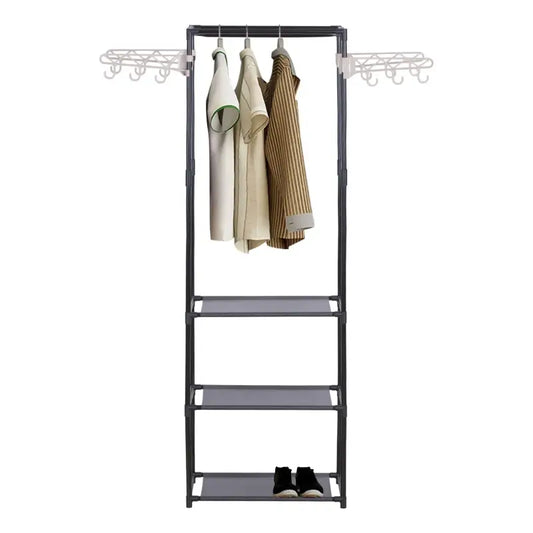 Zwart metalen kledingrek met hangers en drie planken, gevuld met kledingstukken en opbergdozen. Ideaal voor kleine ruimtes of als opbergoplossing in de slaapkamer.