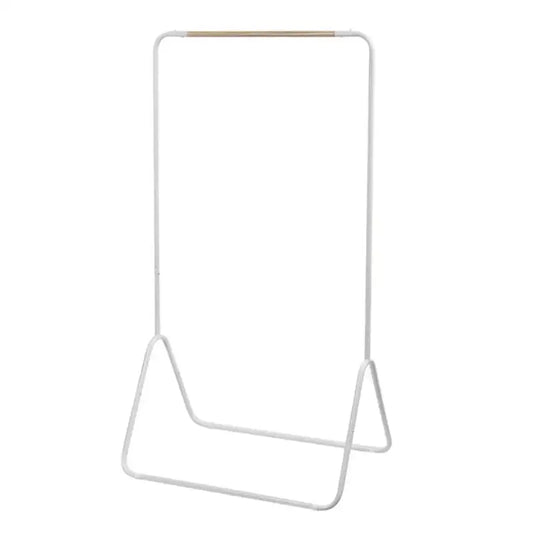 Een witte, minimalistische kledingrek met houten hangers, waarop vier linnen shirts in beige, blauw en groen hangen. Ideaal voor woonruimte of kledingopslag in een moderne, stijlvolle omgeving.