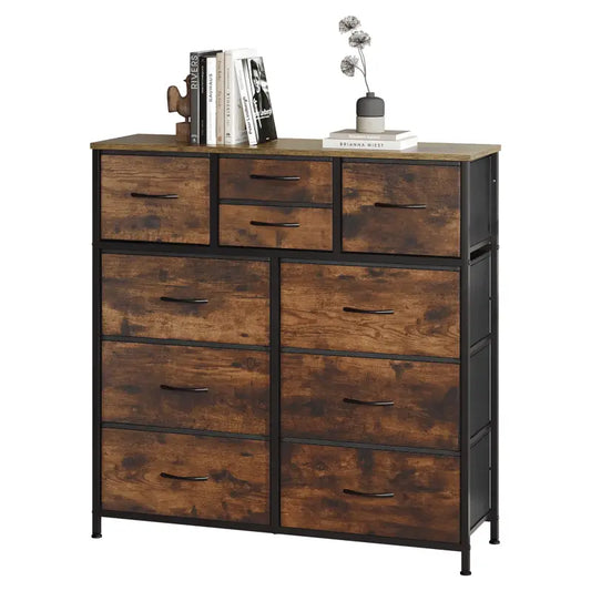 Een industriële dressoir met donkerbruine houten fronten en zwart metaalwerk, voorzien van eenvoudige handgrepen. Geschikt voor slaapkameropslag of als decoratief meubel in een loftstijl.