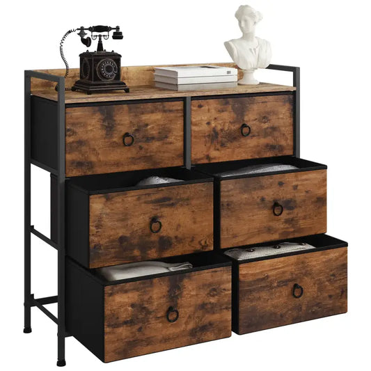 Een industriële dressoir met zes laden, donkerbruin hout met zwart metaalframe en ringhandvatten. Geschikt voor slaapkamer of woonkamer met vintage stijl.
