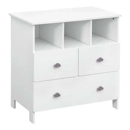 Wit houten kinderkast met drie laden en open vakken, voorzien van grijze wolkjeskrukjes. Ideaal voor babykamer of kinderkamer met speelgoed en boekenopslag.