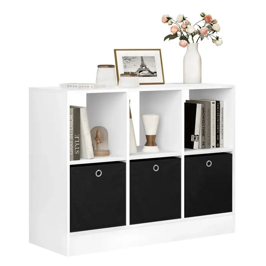 Een witte opbergkast met drie zwarte lades en open vakken, gevuld met boeken, decoratieve objecten en een vaas met rozen. Ideaal voor woonkameropslag of kantoororganisatie.