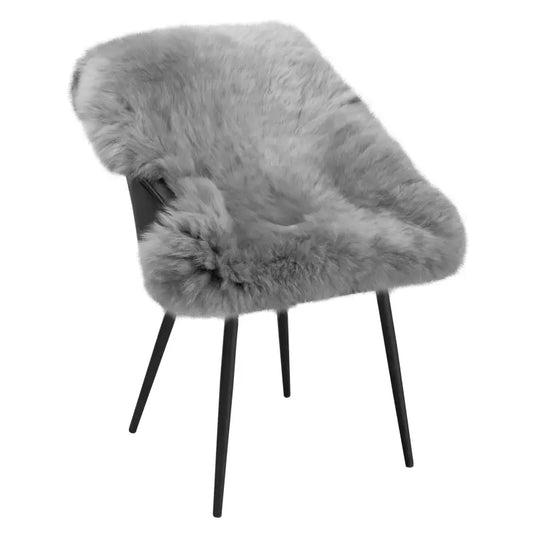 Grijze schapenbont bekleding op een moderne stoel met zwarte metalen poten, ideaal voor een warme, comfortabele zithoek in een woonkamer of slaapkamer.