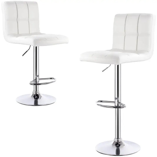 Witte, gepolsterde barstoelen met opgevulde zitting en rugleuning, voorzien van een glanzende, chromen verhoging en voetsteun. Ideaal voor moderne keukens of bars met stijlvolle, comfortabele zitplaatsen.