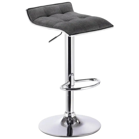 Grijze, gestoffeerde barstoel met knoppen en glanzende chromen poten, geschikt voor moderne keukens of bars. Verstelbare hoogte en stabiliteit voor comfortabel gebruik.