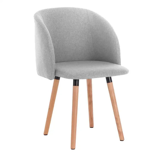Grijze, gestoffeerde stoel met hoge, ronde rug en houten poten, geschikt voor moderne eetkamer of woonkamer. Stijlvol design met zwart afwerking op poten voor een tijdloze look.