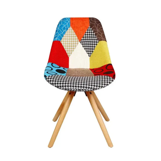 Een kleurrijke patchworkstoel met houten poten, bestaande uit diverse stoffen zoals hondstooth en geometrische patronen. Ideaal voor een moderne woonkamer of kantoorruimte met een statementlook.