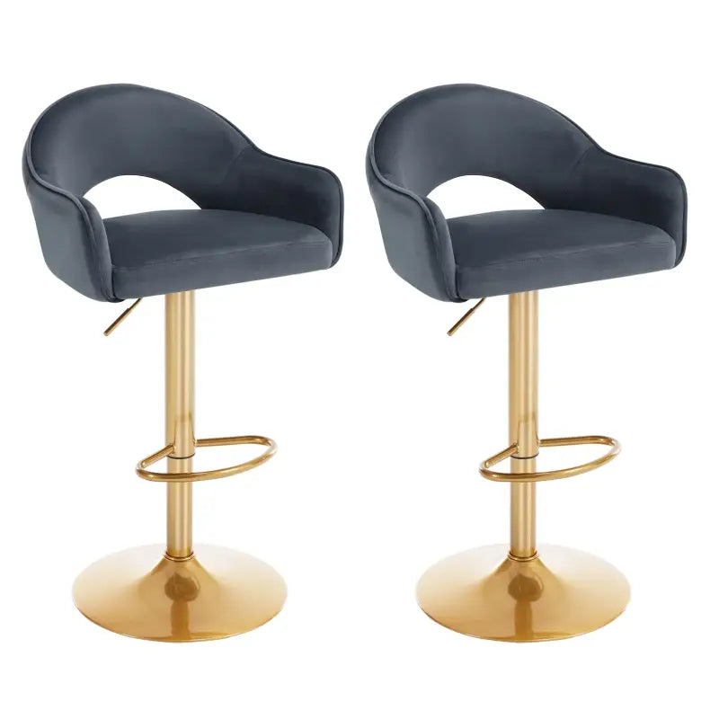 Zwarte fluweelbekledde barstoelen met goudkleurige metalen poten en draaibare voet. Ideaal voor moderne keukens of bars, met comfortabele armleuningen en verhoogbare zitting.
