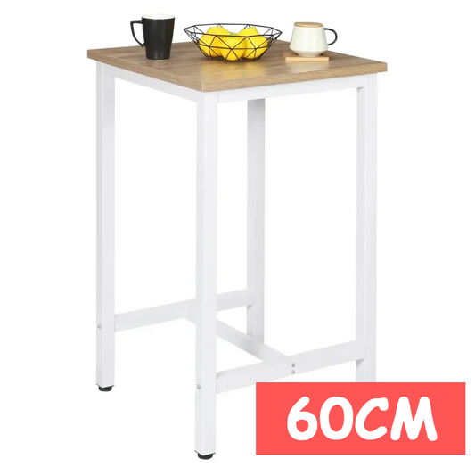 Een witte, 60 cm hoge barhocker met houten blad, geschikt voor koffie of ontbijt. Geplaatst met een zwarte mok, een witte mok en een mandje citroenen.