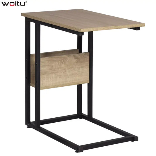 Een moderne, lichtbruine houten tafel met zwart metalen frame en een ingebouwde lade. Geschikt voor kantoor- of woonruimte, met een minimalistisch design en een stevige constructie.