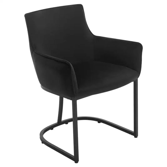 Een moderne zwarte fauteuil met fluweelzitting en zachte armleuningen, ondersteund door een elegante, gebogen metalen frame. Ideaal voor een stijlvolle woonkamer of kantooromgeving.